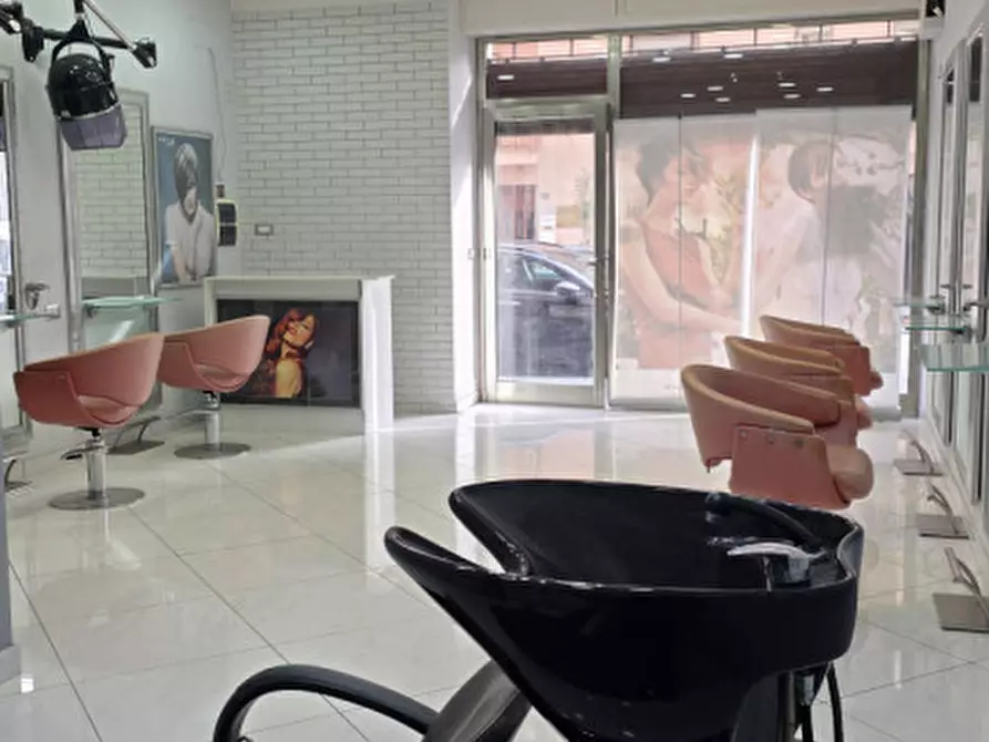 Immagine 10 di Negozio in vendita  in Via Antonino Cumbo Borgia a Milazzo