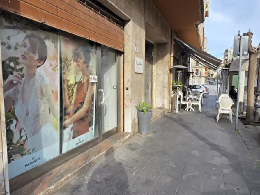 Immagine 15 di Negozio in vendita  in Via Antonino Cumbo Borgia a Milazzo