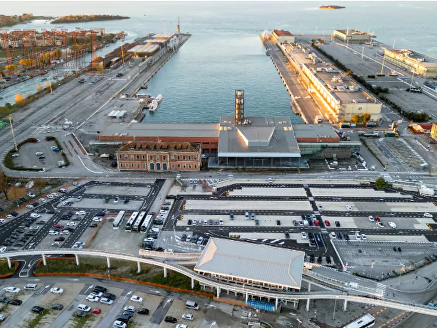 Immagine 3 di Attività commerciale in vendita  a Venezia