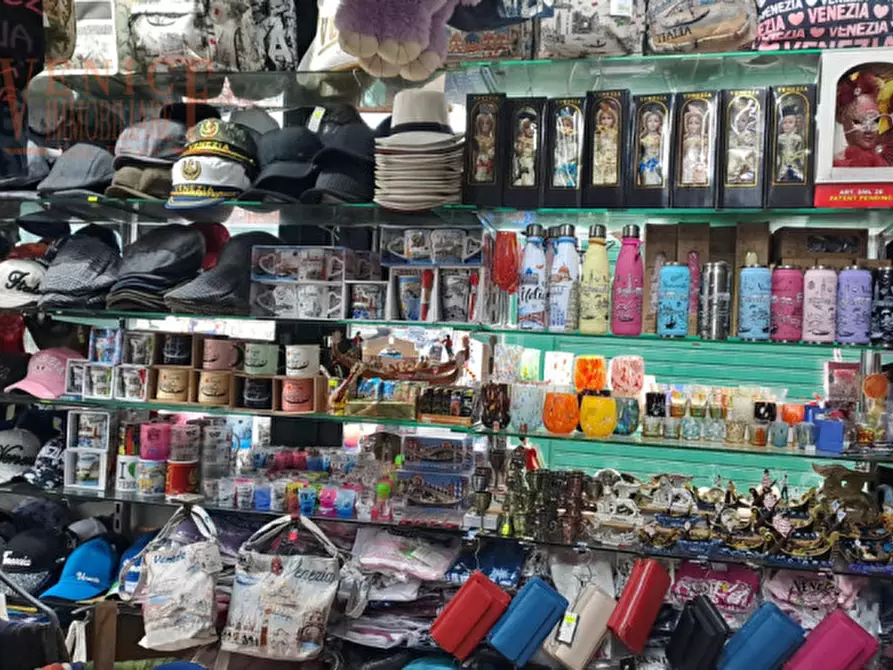 Immagine 6 di Attività commerciale in vendita  a Venezia