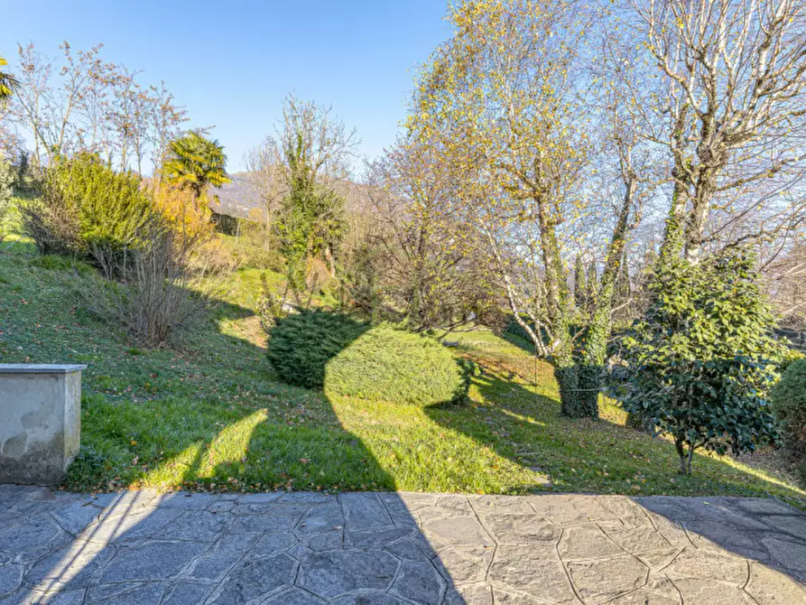 Immagine 10 di Casa bifamiliare in vendita  a Pusiano