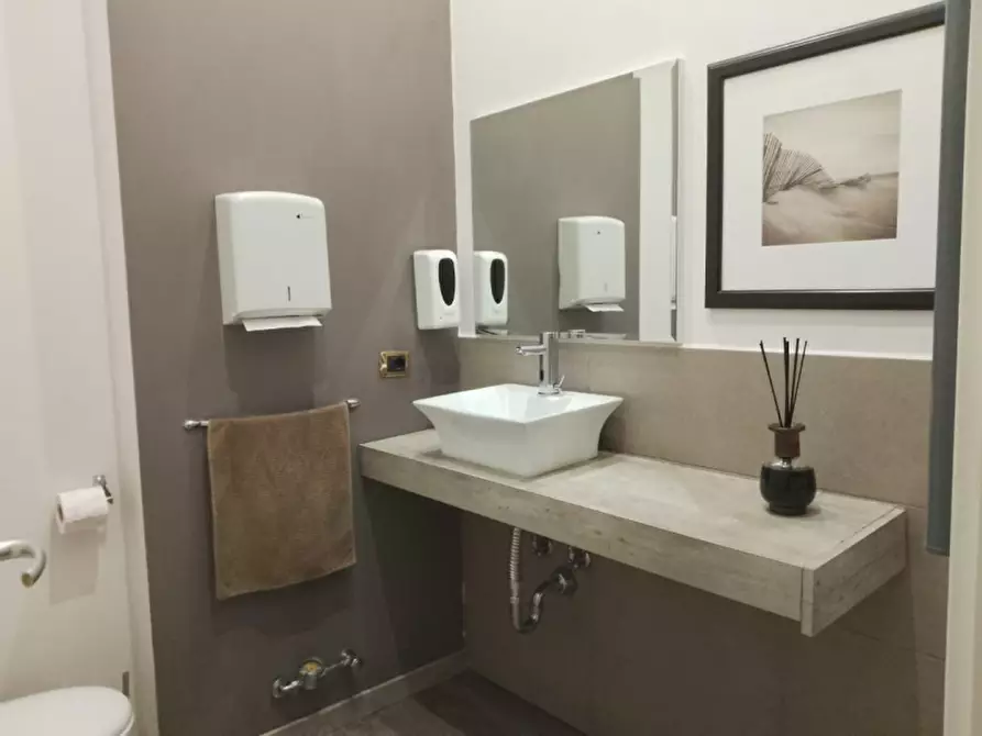 Immagine 9 di Negozio in affitto  in Corso Francesco Ferrucci 87/C a Torino