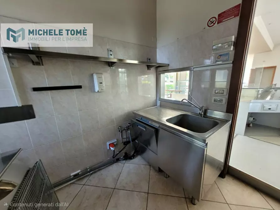 Immagine 5 di Negozio in affitto  in Via Costabella a Affi