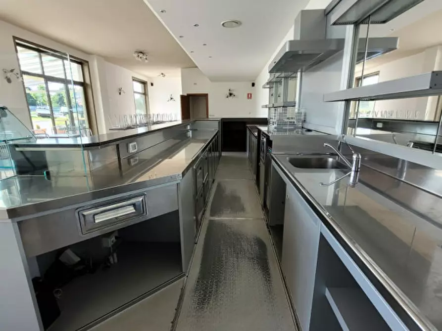 Immagine 7 di Negozio in affitto  in Via Costabella a Affi