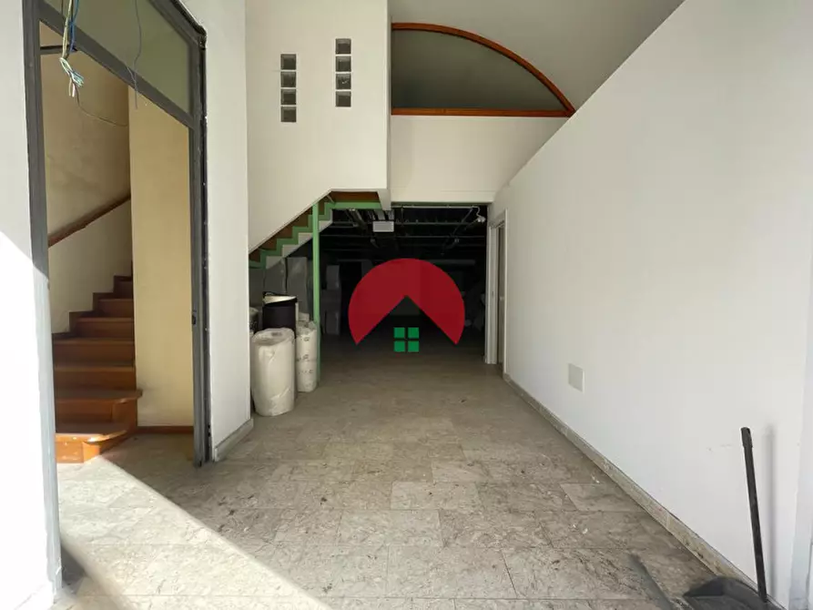 Immagine 2 di Magazzino in affitto  a Matera