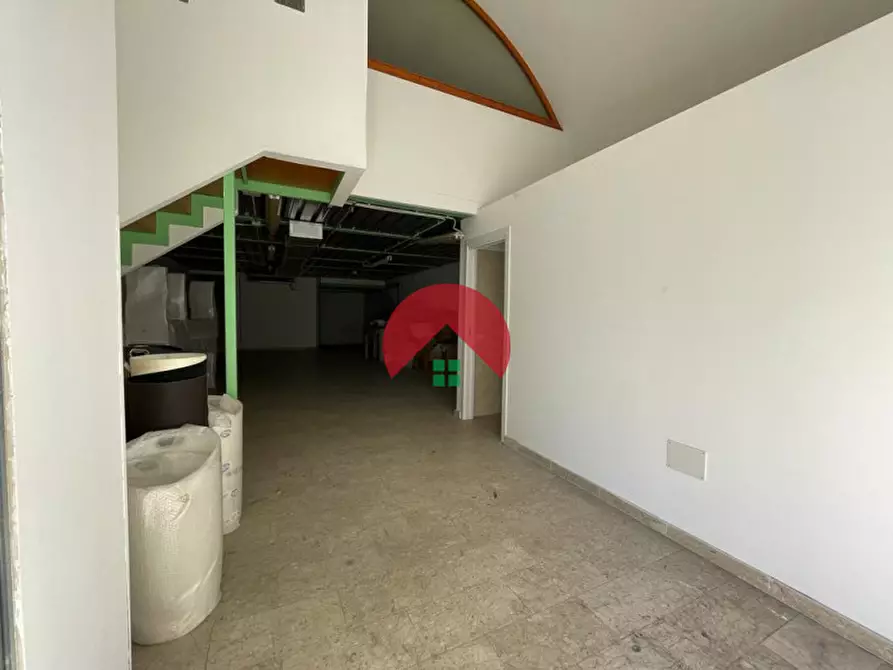 Immagine 14 di Negozio in affitto  in Via Giambattista Pentasuglia a Matera