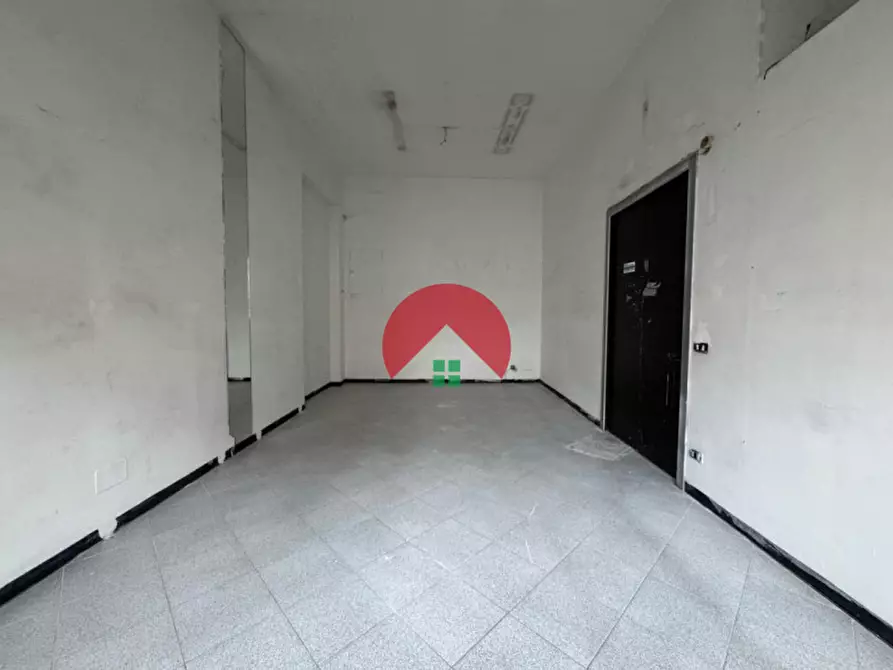 Immagine 10 di Negozio in affitto  in Via Annunziatella a Matera