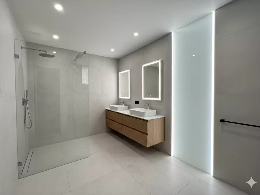 Immagine 8 di Loft/Open space in vendita  in Via Legione Antonini a Vicenza