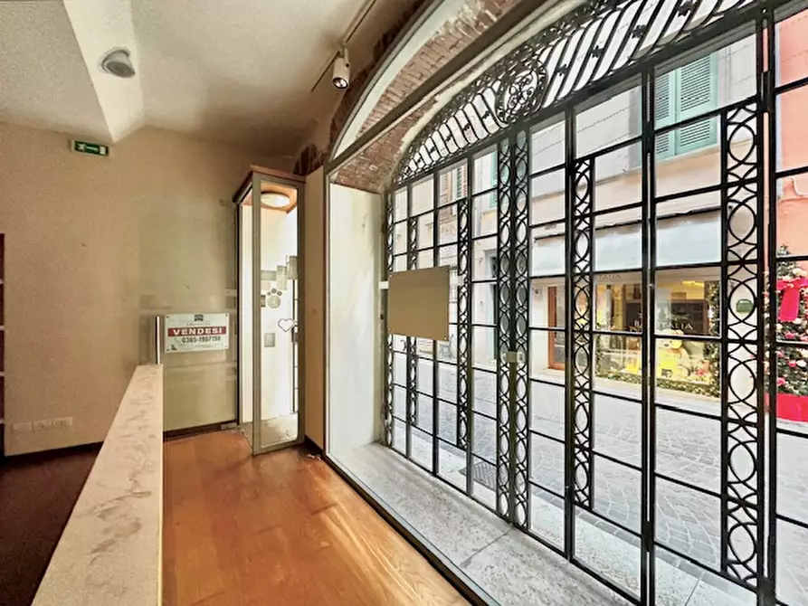 Immagine 5 di Negozio in vendita  in Via San Carlo a Salò