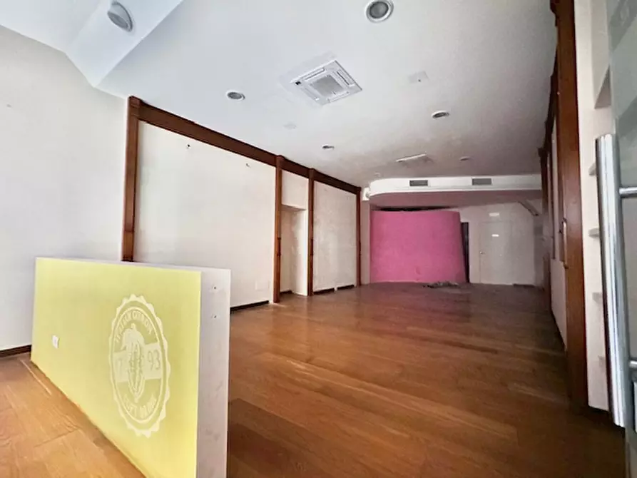 Immagine 9 di Negozio in vendita  in Via San Carlo a Salò