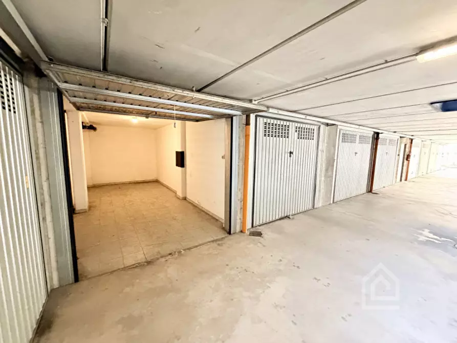 Immagine 2 di Garage in vendita  in Via Favorita 137 a Chivasso