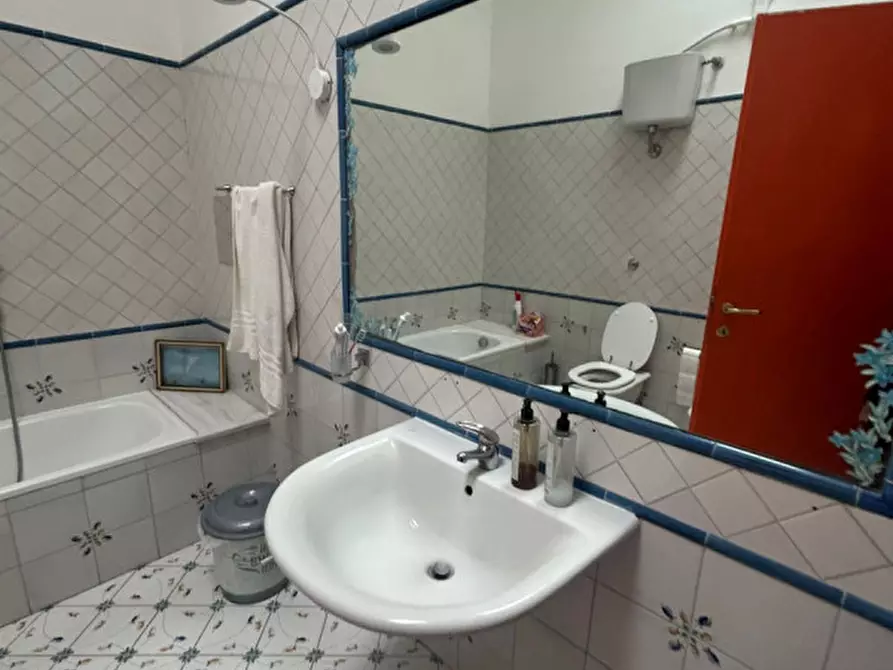 Immagine 7 di Appartamento in affitto  in via Foria 33 a Napoli