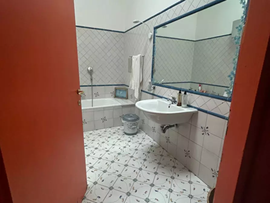 Immagine 8 di Appartamento in affitto  in via Foria 33 a Napoli