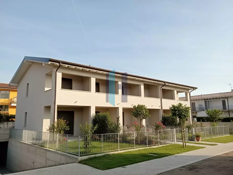 Immagine 1 di Casa trifamiliare in vendita  in VIA PIETRO BESCHI a Castiglione Delle Stiviere