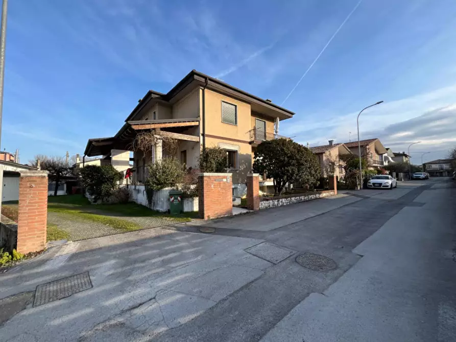 Immagine 2 di Casa bifamiliare in vendita  in Via Roma a Longare