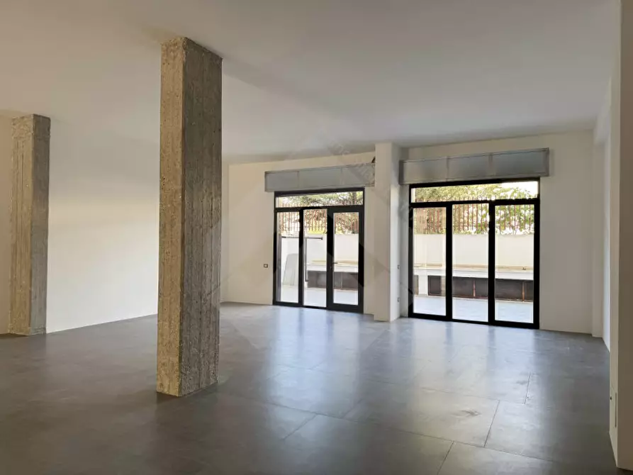 Immagine 1 di Negozio in affitto  in Via Tertulliano a Andria