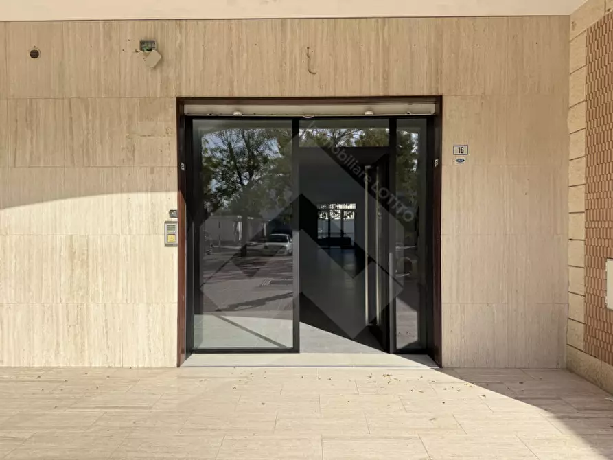 Immagine 3 di Negozio in affitto  in Via Tertulliano a Andria