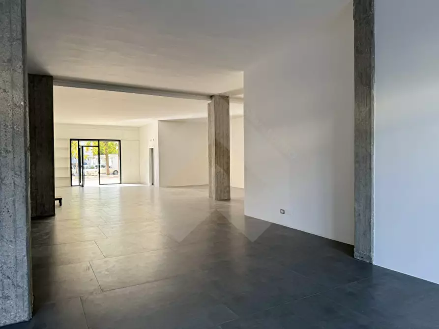 Immagine 4 di Negozio in affitto  in Via Tertulliano a Andria