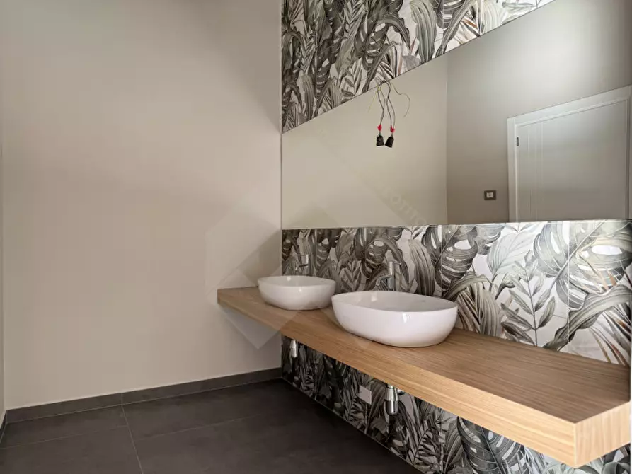 Immagine 6 di Negozio in affitto  in Via Tertulliano a Andria