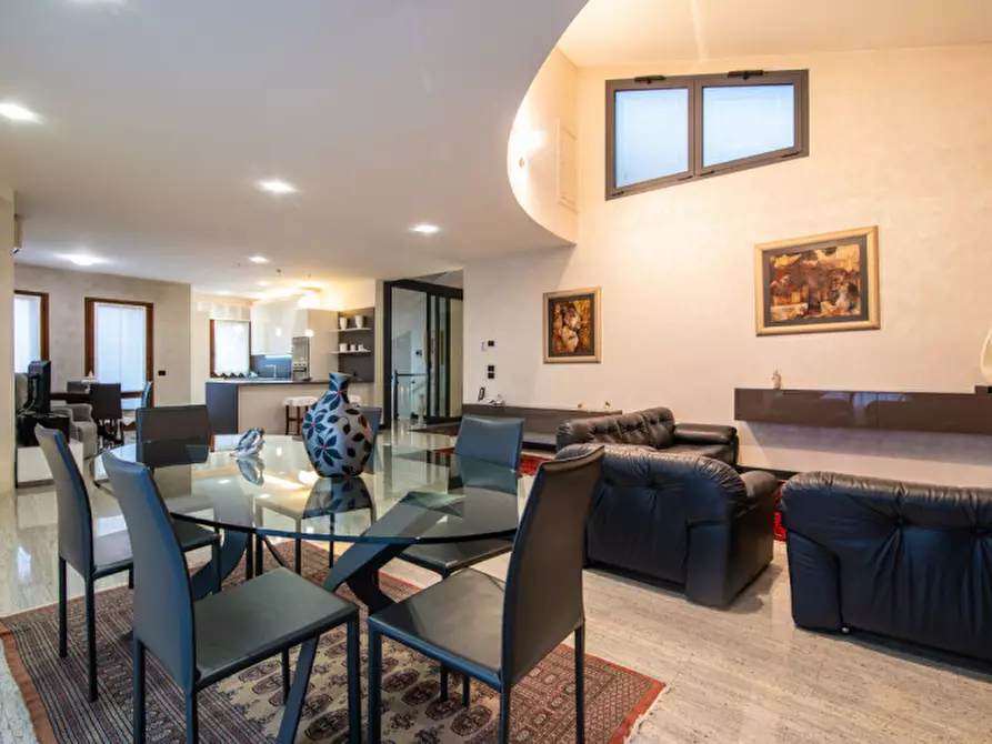 Immagine 1 di Villa in vendita  in Via Gabriele D'Annunzio a Due Carrare