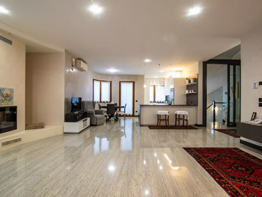 Immagine 2 di Villa in vendita  in Via Gabriele D'Annunzio a Due Carrare