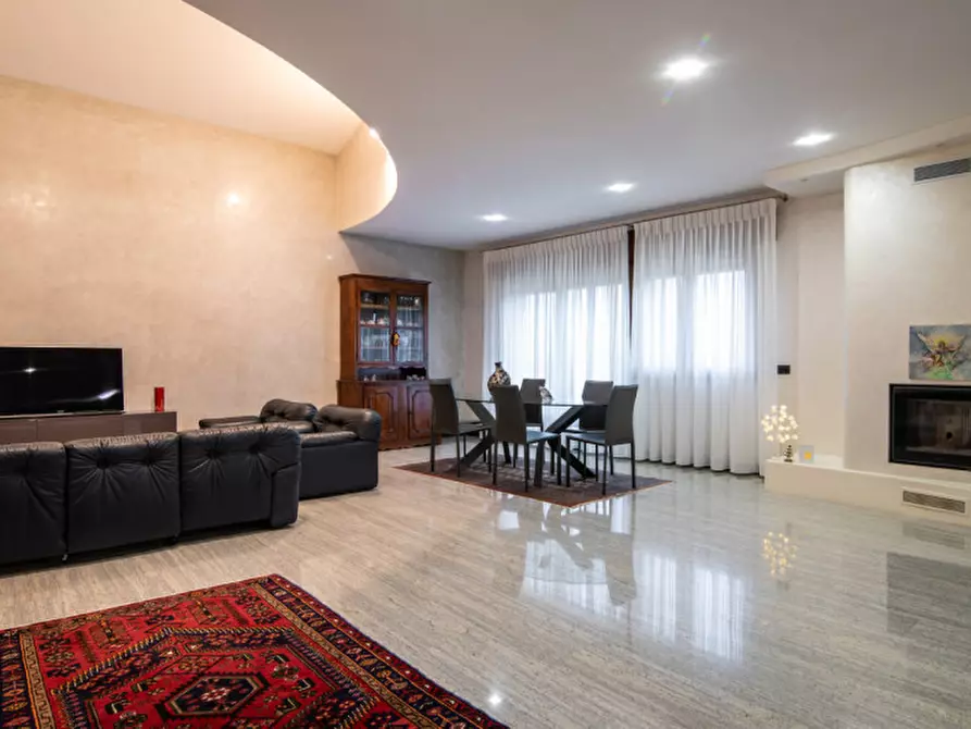 Immagine 3 di Villa in vendita  in Via Gabriele D'Annunzio a Due Carrare