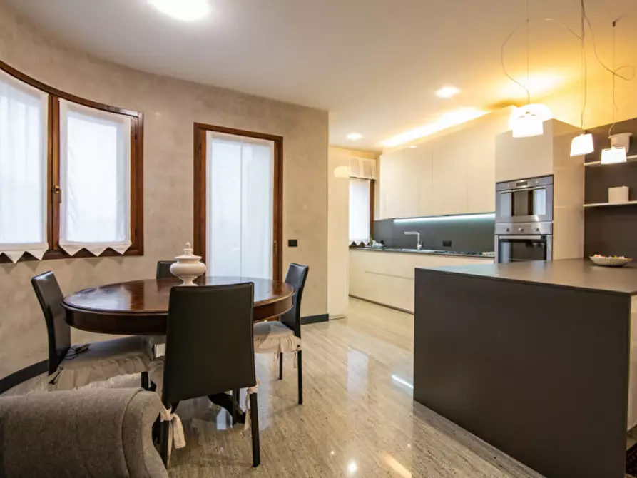 Immagine 6 di Villa in vendita  in Via Gabriele D'Annunzio a Due Carrare