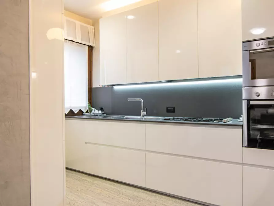 Immagine 7 di Villa in vendita  in Via Gabriele D'Annunzio a Due Carrare