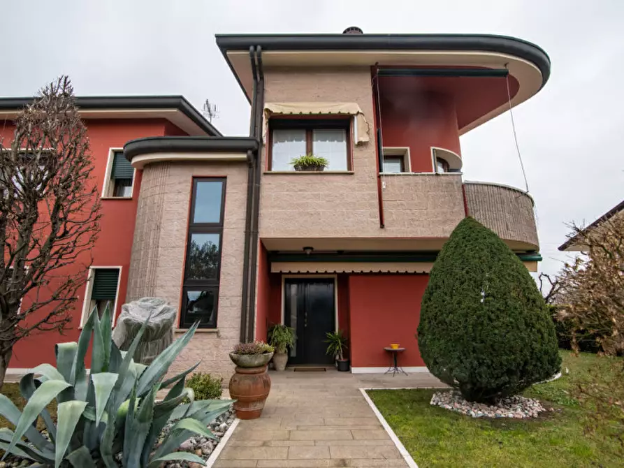 Immagine 38 di Villa in vendita  in Via Gabriele D'Annunzio a Due Carrare