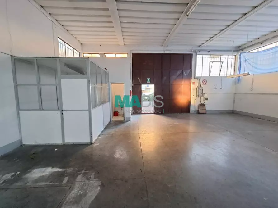 Immagine 1 di Magazzino in vendita  in Via dell'Alloro a Prato