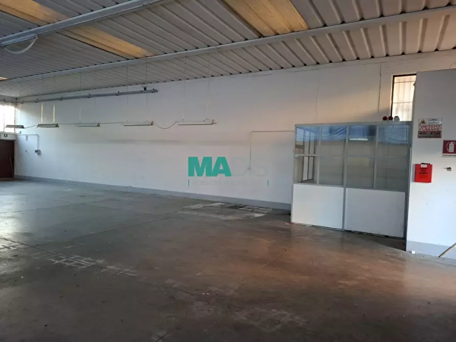 Immagine 4 di Magazzino in vendita  in Via dell'Alloro a Prato