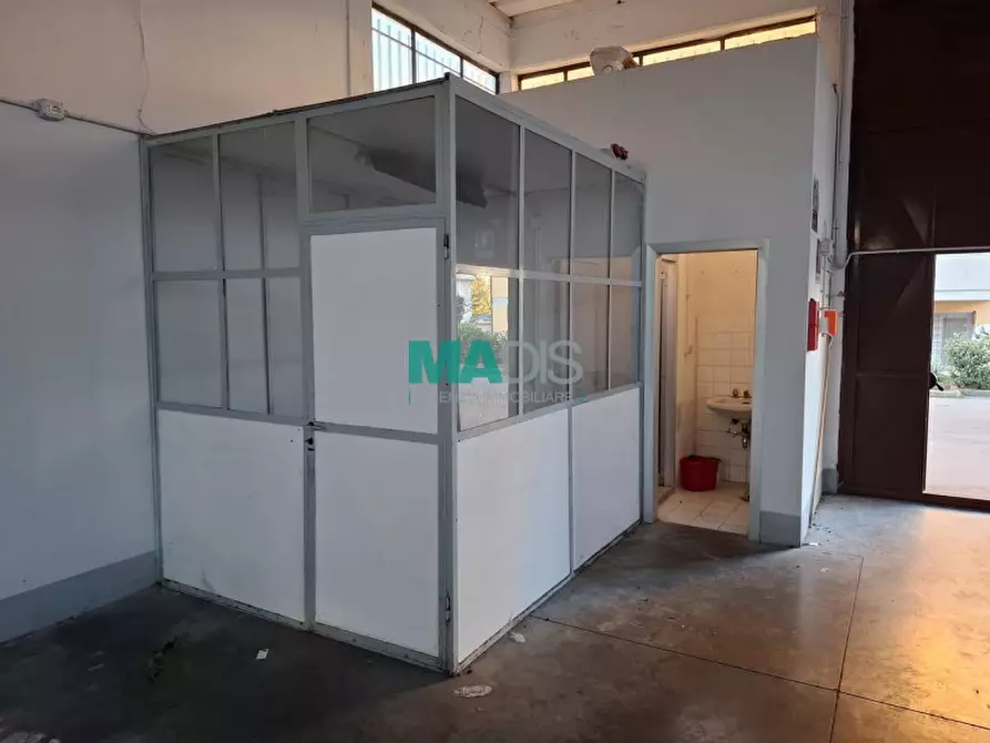 Immagine 5 di Magazzino in vendita  in Via dell'Alloro a Prato