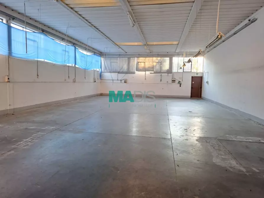 Immagine 5 di Magazzino in vendita  in Via dell'Alloro a Prato