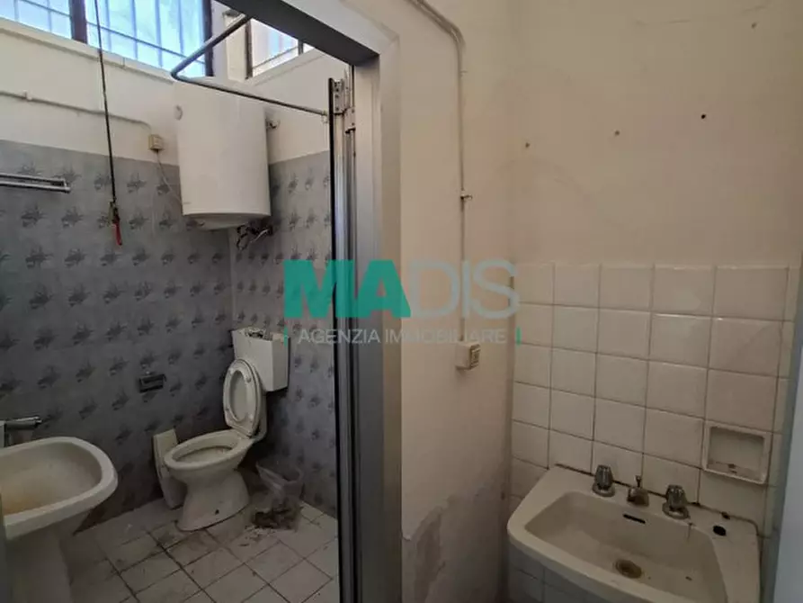 Immagine 13 di Magazzino in vendita  in Via dell'Alloro a Prato