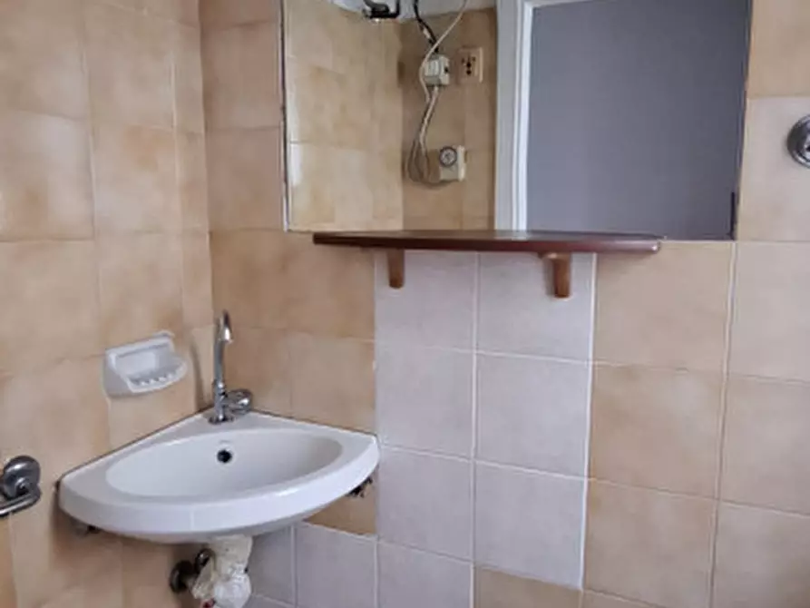 Immagine 13 di Negozio in affitto  in corso Amendola a Ancona