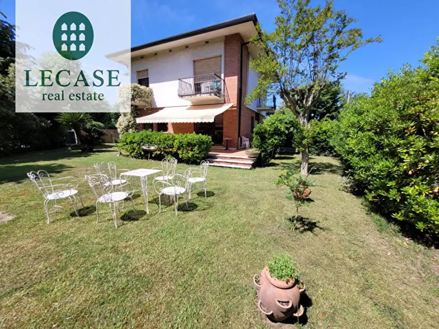 Immagine 1 di Villa in affitto  in Via Firenze a Forte Dei Marmi