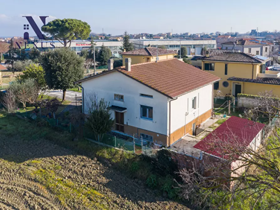 Immagine 2 di Casa indipendente in vendita  a Fano