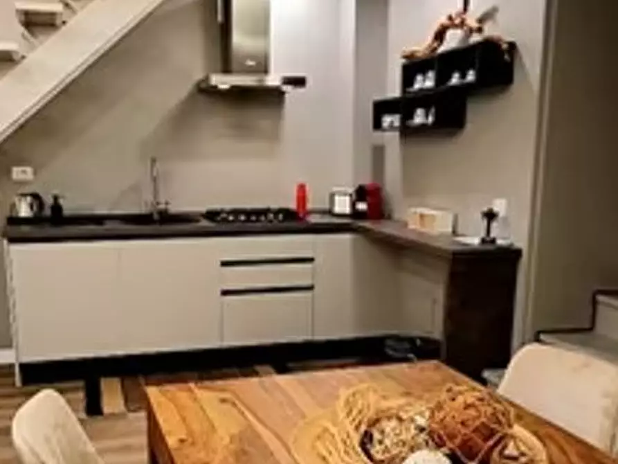 Immagine 1 di Appartamento in affitto  in Via Chiatamone 25 a Napoli