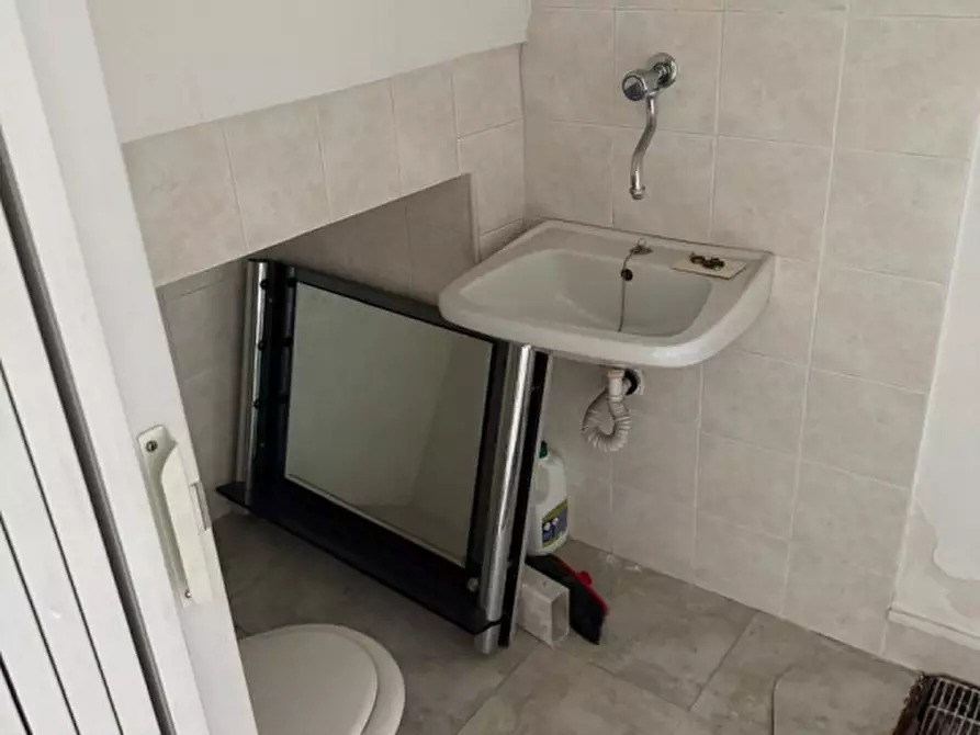 Immagine 3 di Negozio in vendita  in Via Roma a Ceglie Messapico