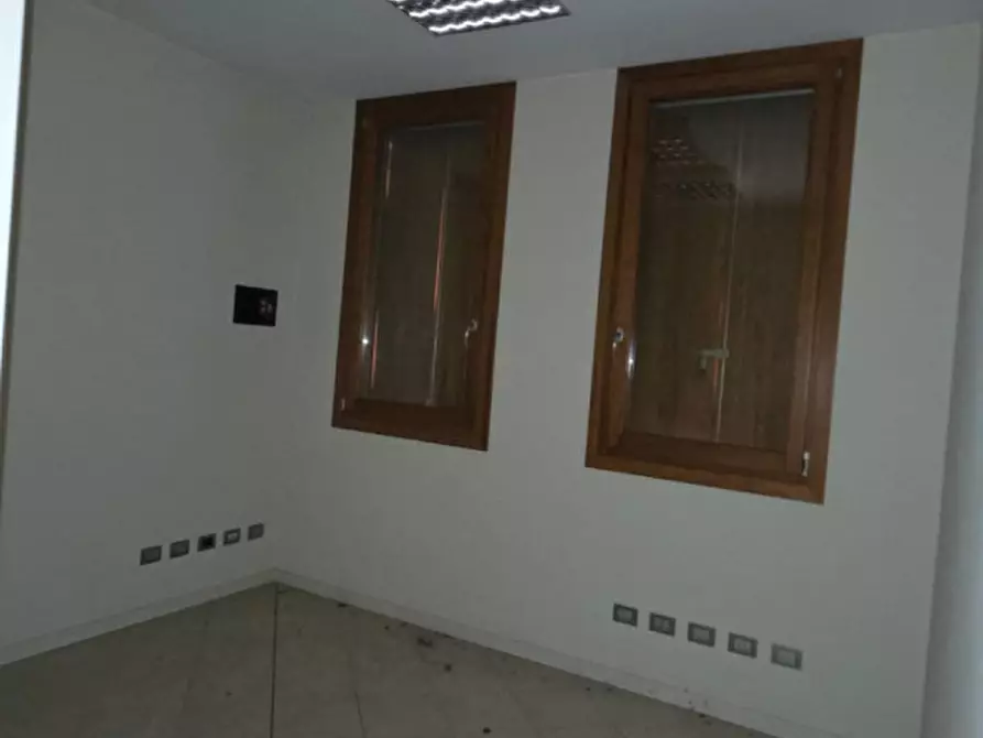 Immagine 35 di Ufficio in vendita  in Via Martiri della Liberazione a Parma