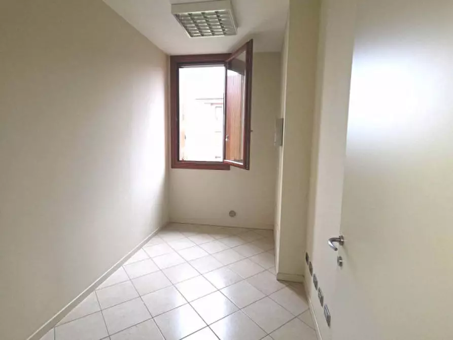 Immagine 46 di Ufficio in vendita  in Via Martiri della Liberazione a Parma