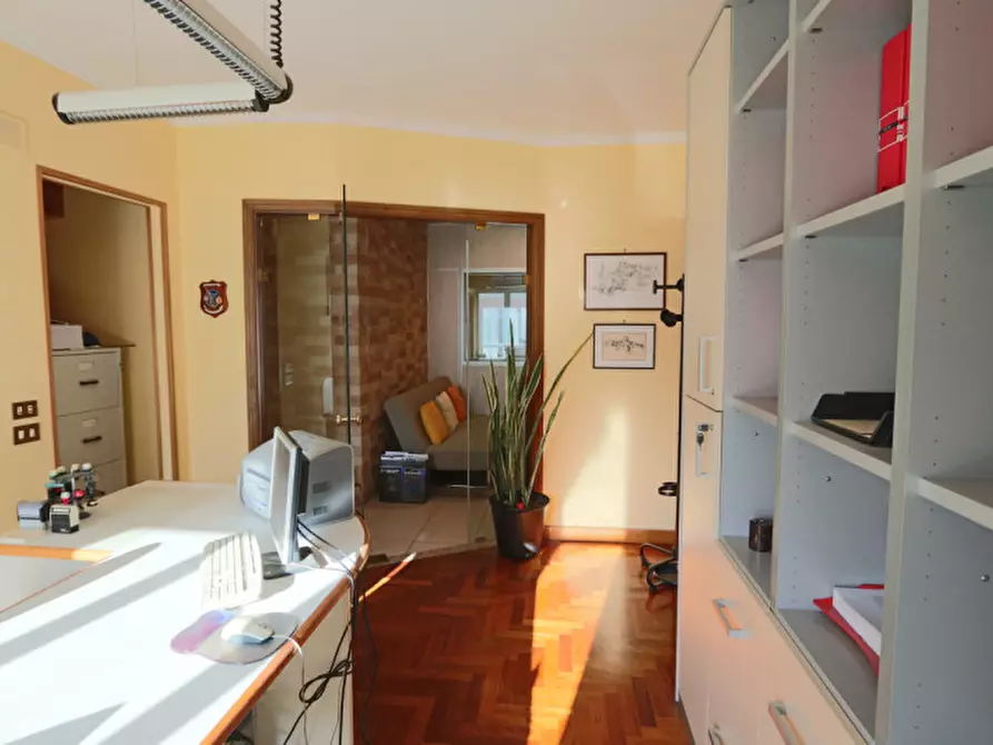 Immagine 12 di Ufficio in vendita  in Via delle Orchidee, 2 a Rieti