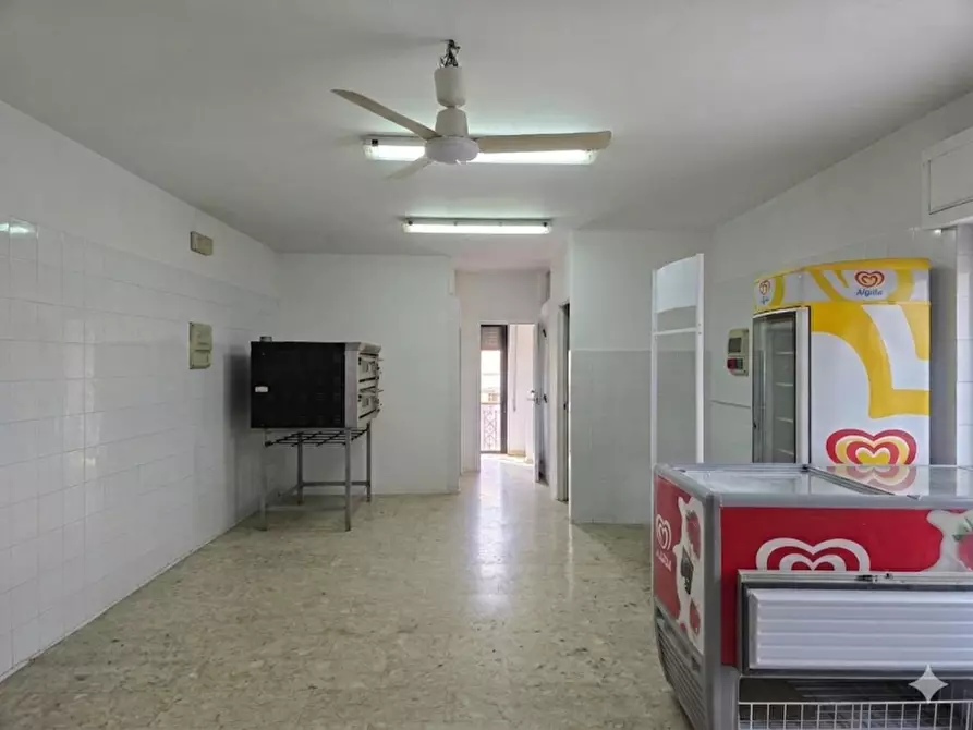 Immagine 10 di Negozio in vendita  in Viale papa Giovanni XXIII 58 a Montescaglioso