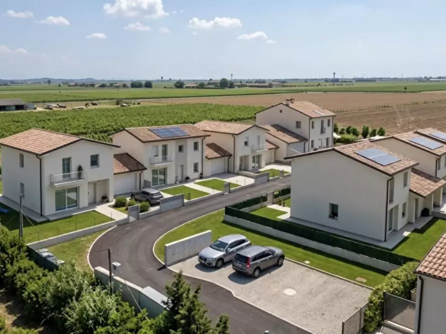 Immagine 1 di Villa in vendita  in Via Rotonda a Lonigo