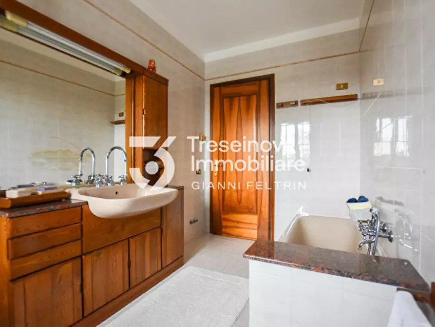 Immagine 29 di Casa trifamiliare in vendita  in Via Castello a Trevignano