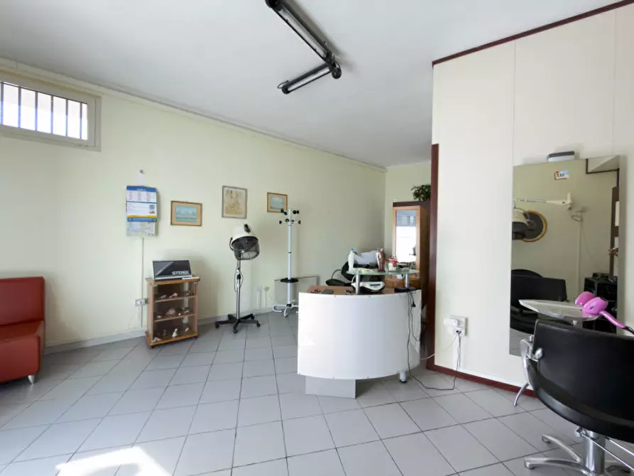 Immagine 4 di Negozio in affitto  in via paganini 8 a Sarroch