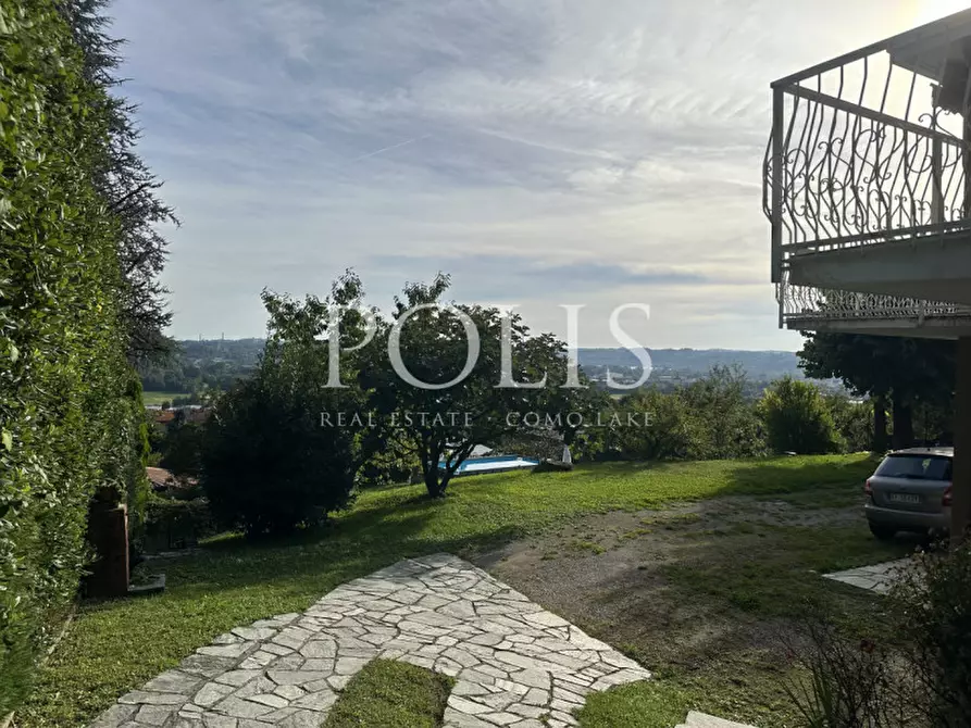 Immagine 2 di Villa in vendita  a Erba