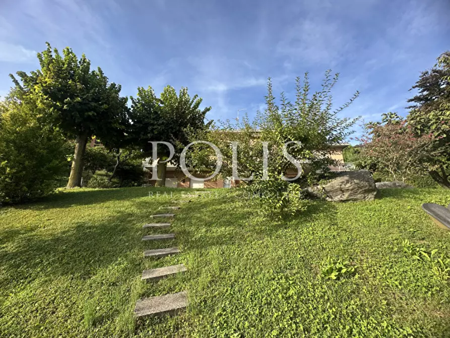 Immagine 6 di Villa in vendita  a Erba