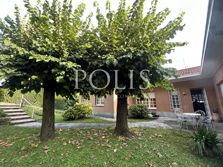 Immagine 11 di Villa in vendita  a Erba