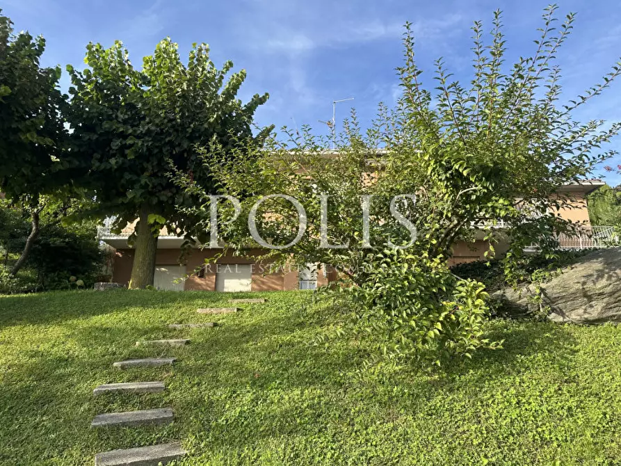 Immagine 12 di Villa in vendita  a Erba